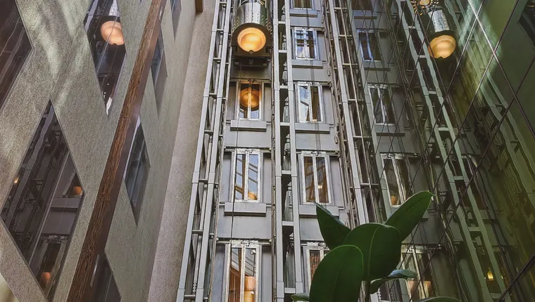 Cam kuyu içinde çalışan panoramik asansörler